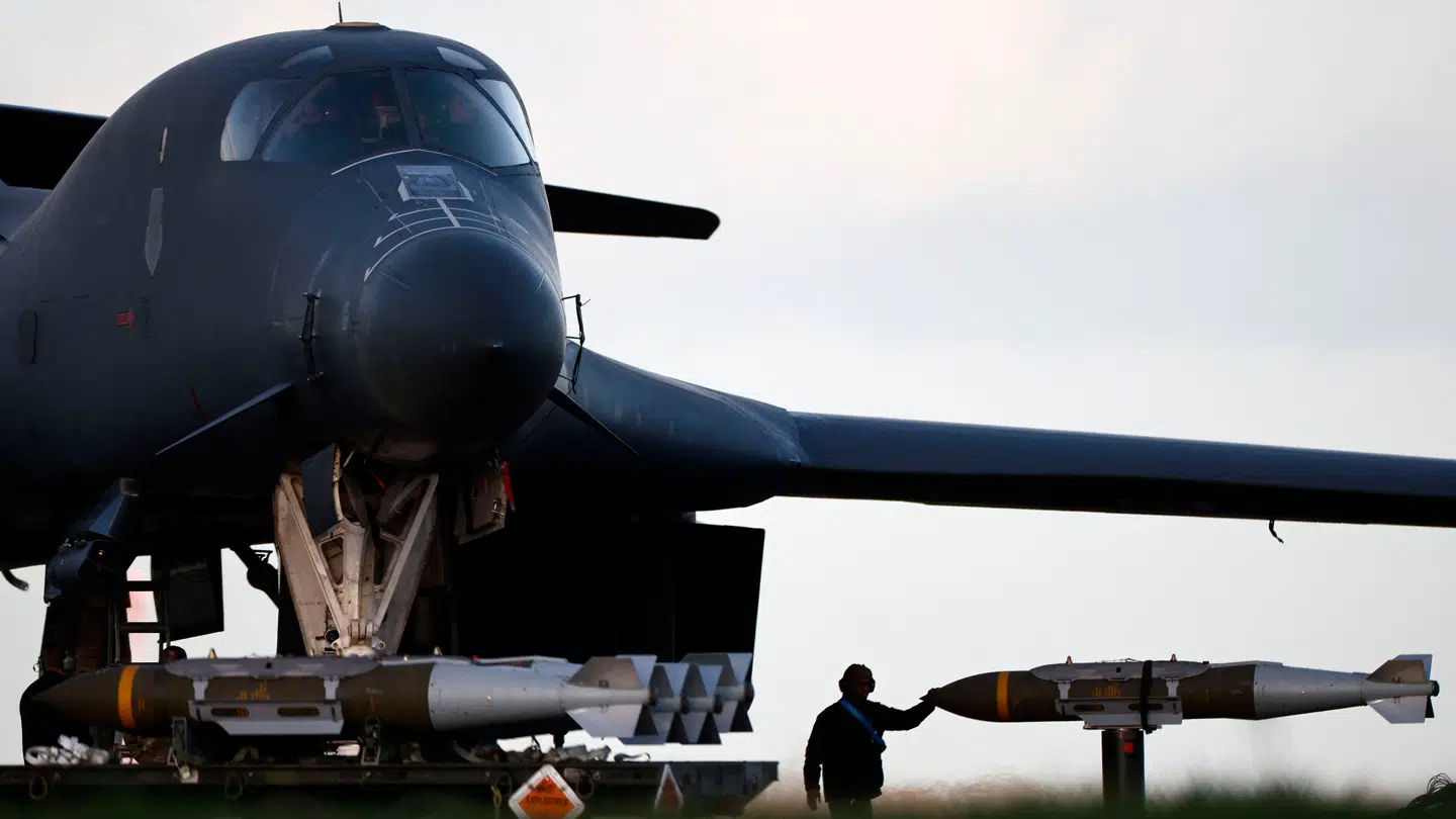 Her ses et amerikansk B-1-bombefly på Fairford-luftbasen i det sydvestlige England. Billedet er taget 11. marts.