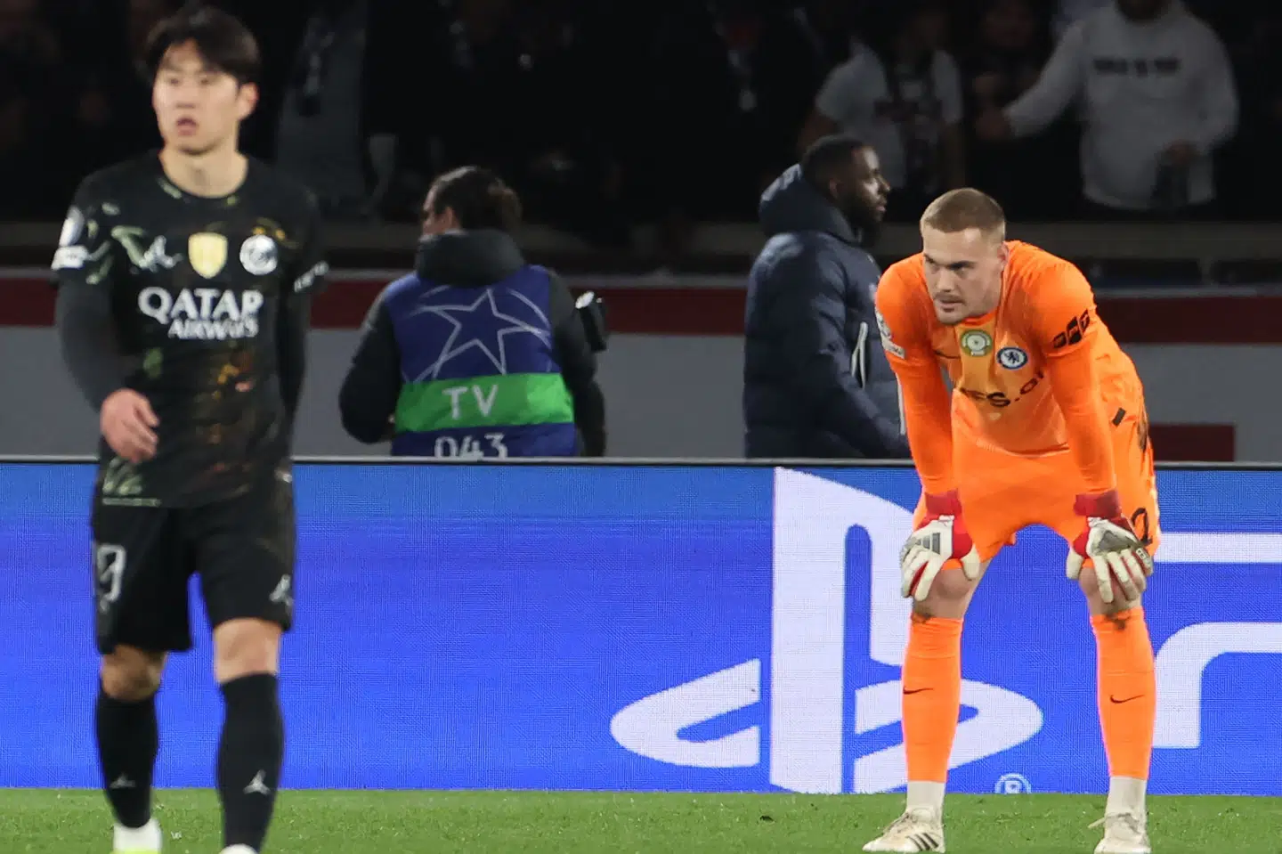 Filip Jørgensen sunder sig efter PSG's mål til 3-2, hvor danskeren begik en stor fejl.