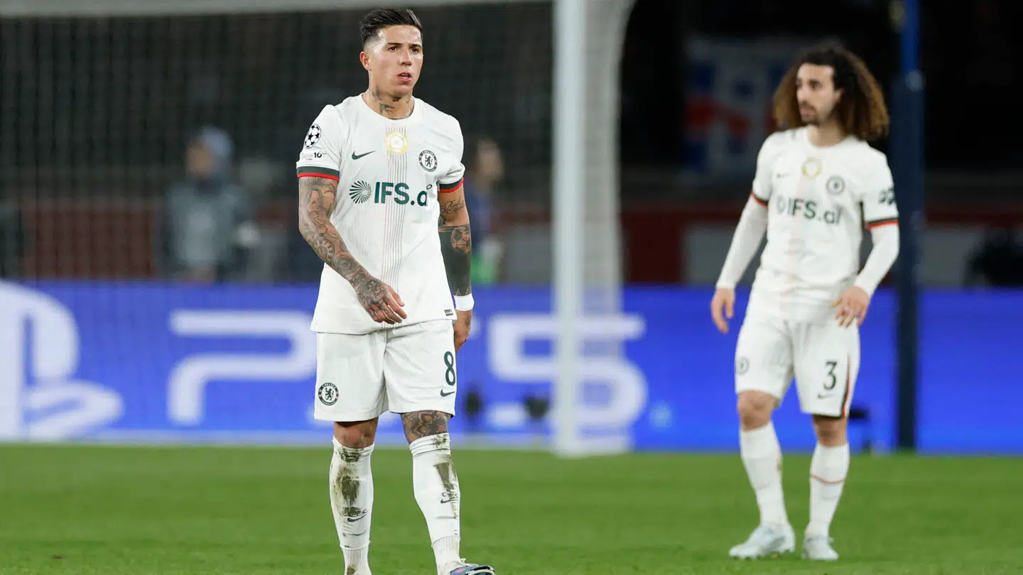 Holdkammerat Enzo Fernandez var bestemt ikke tilfreds med målmandens præstation.