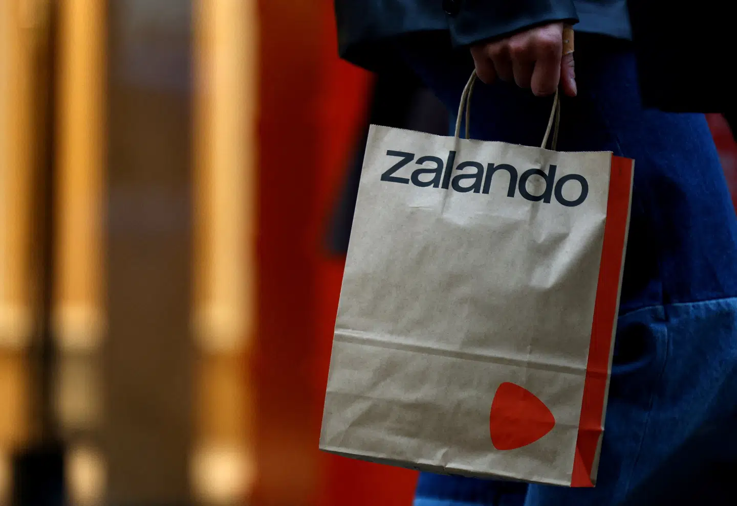 FILE PHOTO: A person carries a shopping bag branded by Zalando in central Berlin, Germany, November 13, 2025. REUTERS/Lisi Niesner/File Photo