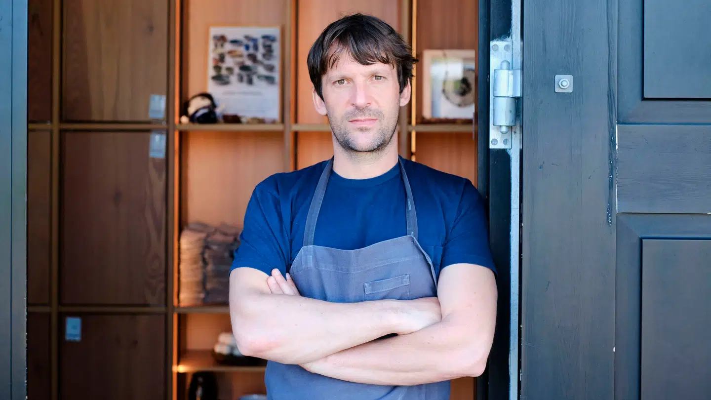 Køkkenchef på restauranten Noma René Redzepi, der er medstifter og medejer af den københavnske michelinrestaurant, træder tilbage.