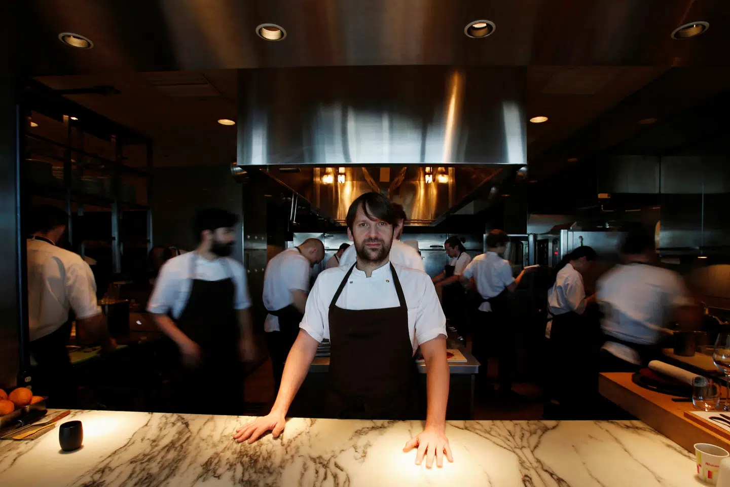 I en artikel fra The New York Times fortæller 35 tidligere ansatte på Noma om at blive slået af stjernekokken René Redzepi. Han har natten til torsdag trukket sig fra sin stilling som køkkenchef. (Arkivfoto).