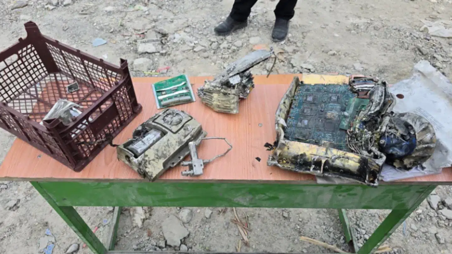 Billeder af de resterende fragmenter fra missilet, som den iranske tv-station IRIB har delt på Telegram