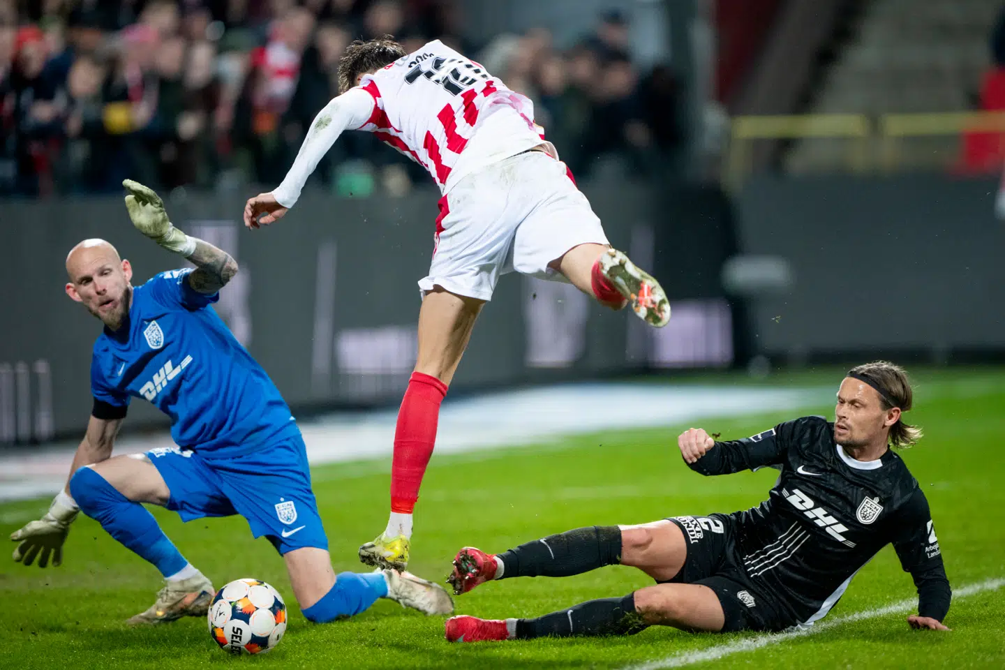 Kæmpe chance til AaBs Oliver Ross, men den bliver afværget af FCNs målmand Eduardo Dos Santos Haesler og Peter Ankersen under superligakampen mellem AaB og FC Nordsjælland på Aalborg Portland Park onsdag den 26. februar 2025.. (Foto: Bo Amstrup/Ritzau Scanpix)