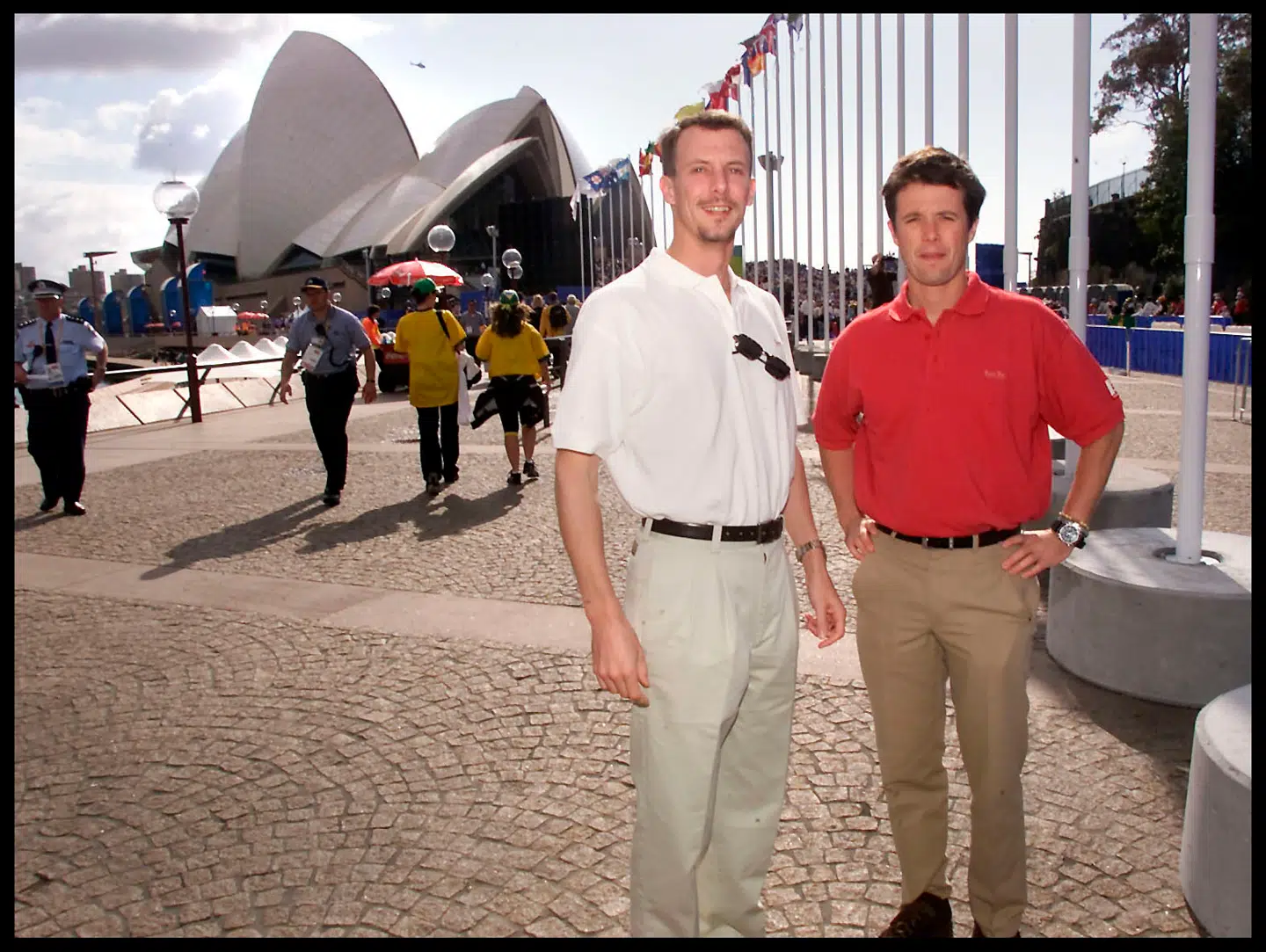 Prins Joachim og kronprins Frederik foran Operahuset i Sydney den 16. september 2000. Senere samme aften mødte kronprinsen Mary.