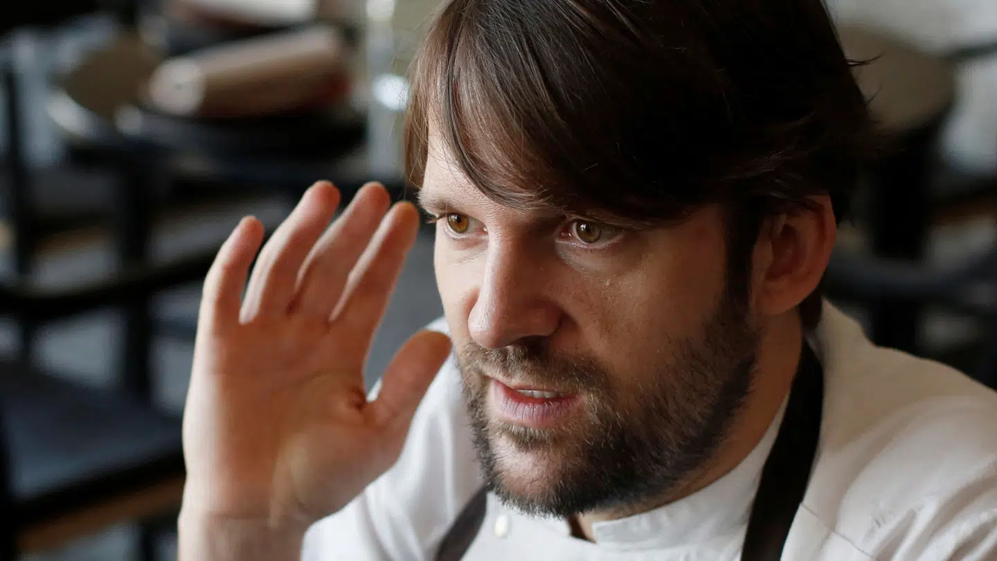 René Redzepi har meddelt, at han trækker sig som køkkenchef for Noma oven på anklager om voldelig og nedværdigende opførsel.