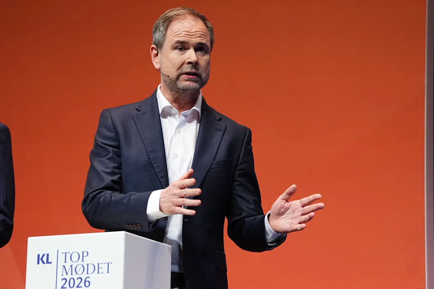 Finansminister Nicolai Wammen (S) siger torsdag under et kommunalt topmøde i Aalborg, at Socialdemokratiet vil hæve servicerammen med tre milliarder kroner i den kommende økonomiaftale for 2027 for kommunerne.