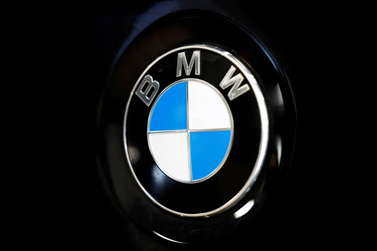 Både BMW's omsætning og indtjening faldt i 2025. Bilproducenten peger selv på hård konkurrence - især i Kina - som årsag. (Arkivfoto).