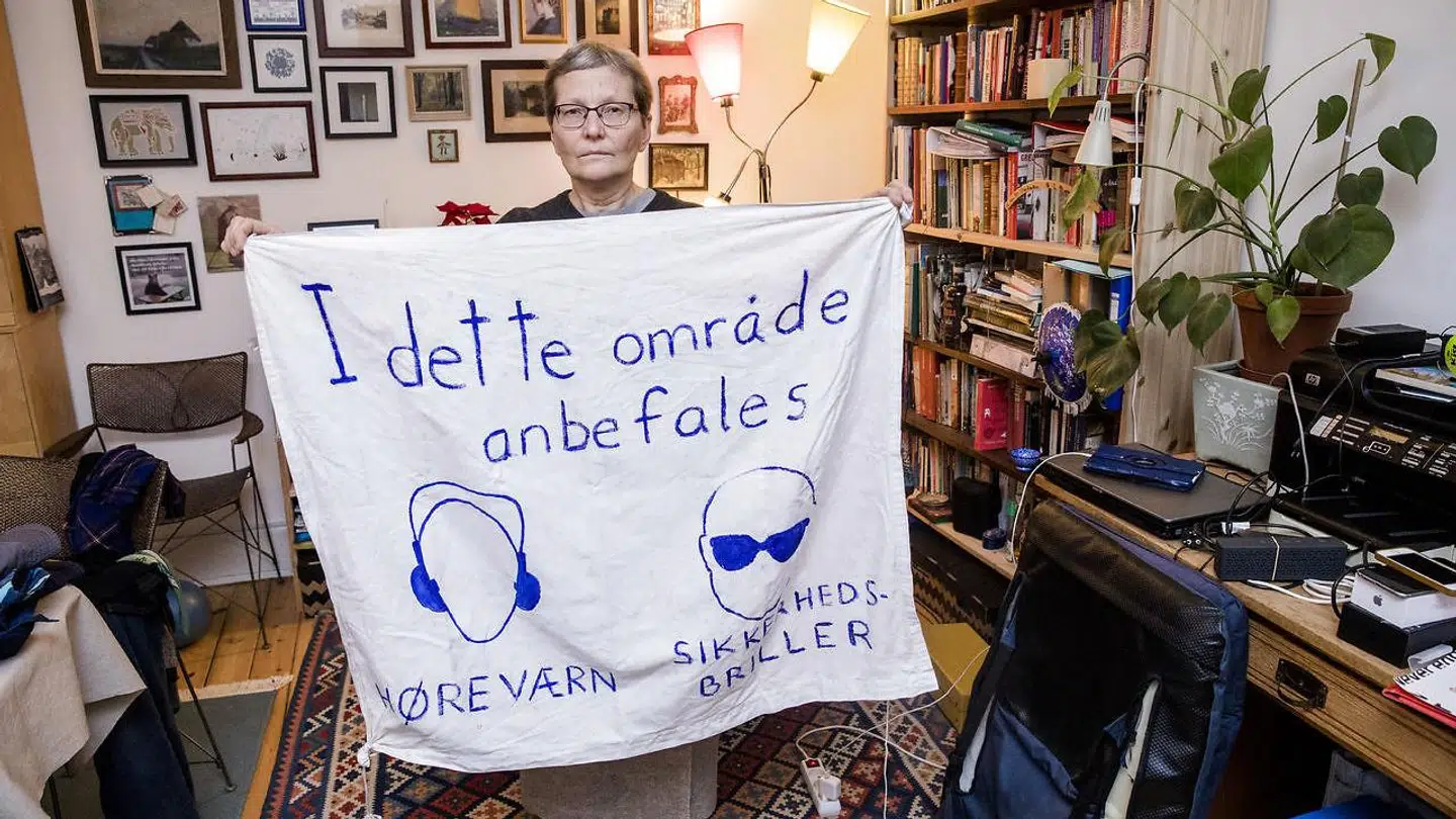 Problemer ved Anker Jørgensens Plads i Sydhavnen. Nogle af de skilte, Ulla Cornett har lavet.