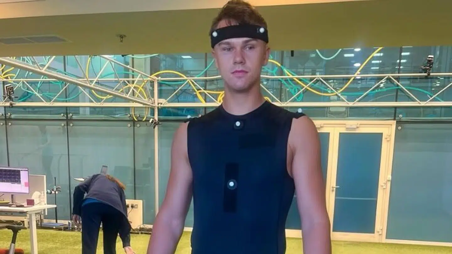 Danskeren har taget alle midler i brug. Blandt andet elektroder, der måler kroppens bevægelser.