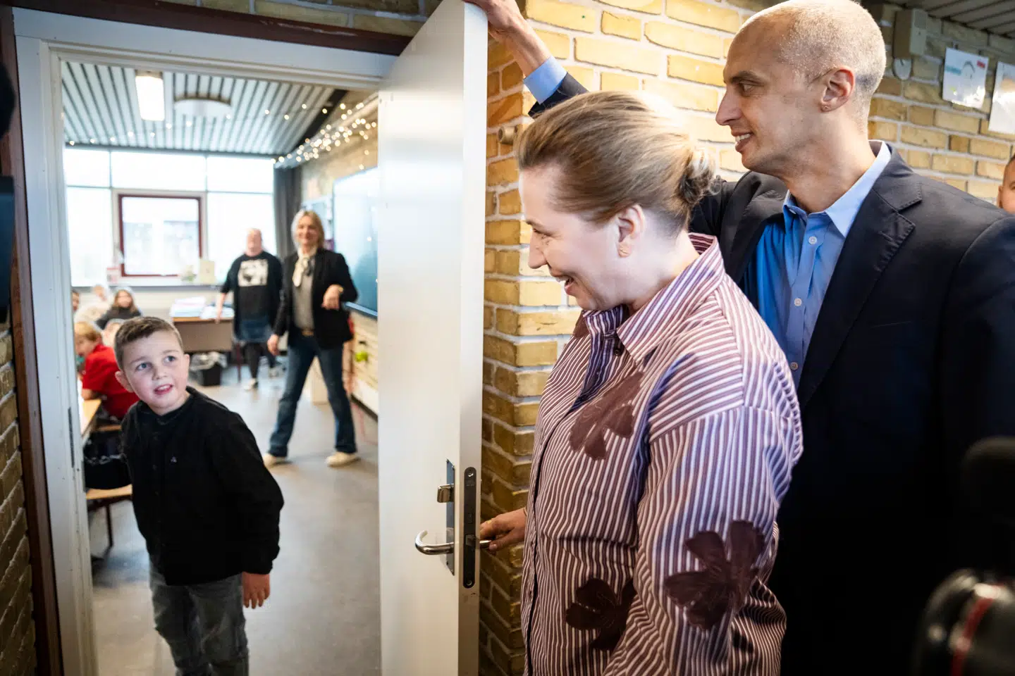 De forslag jeg har set fra jer indtil videre, har ikke imponeret mig, skriver Sara Eltorm til de folkevalgte om folkeskolen. Her besøger børne- og undervisningsminister Mattias Tesfaye og statsminister Mette Frederiksen 1.D på Pilegårdsskolen i Kastrup, 4. februar 2026. Foto: Sebastian Elias Uth/Ritzau Scanpix