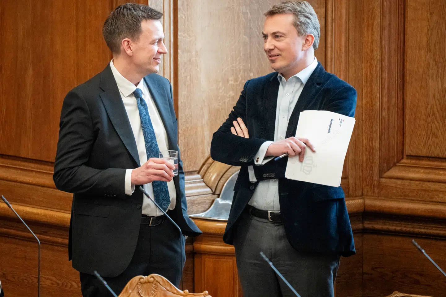 Udlændingepolitikken siges at være et af de emner, der kan trække vælgere over midten. Her ses udlændinge- og integrationsminister Rasmus Stoklund (S) og Dansk Folkepartis formand Morten Messerschmidt. De to partier har tidligere hentet vælgere hos hinanden gennem udlændingepolitik.