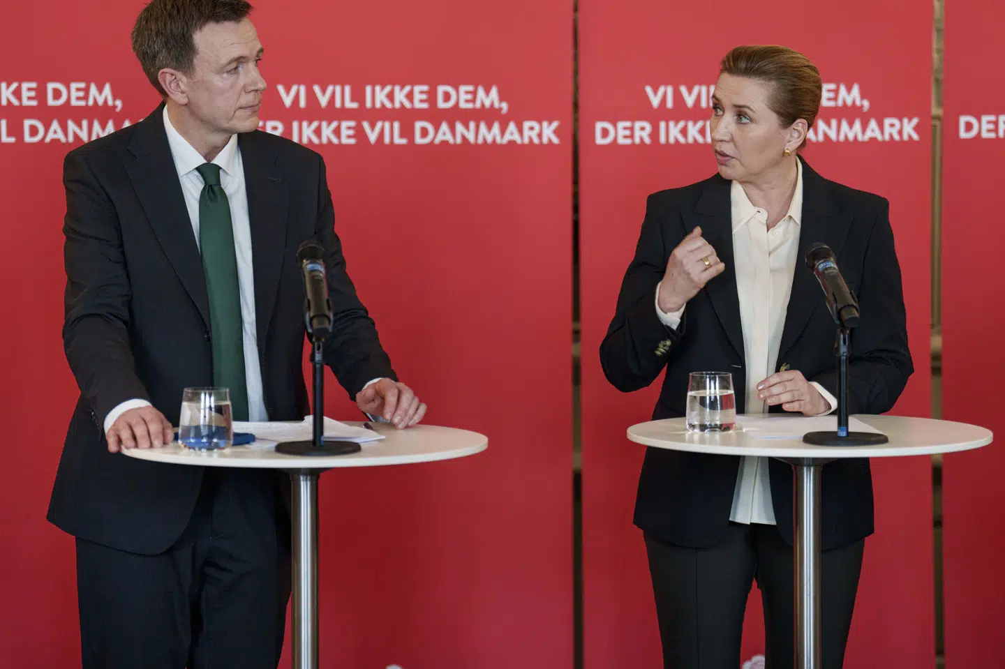 Statsminister Mette Frederiksen og udlændinge- og integrationsminister Rasmus Stoklund var to ud af i alt fem socialdemokrater, der præsenterede et nyt udlændingeudspil fra partiet tirsdag. (Arkivfoto).