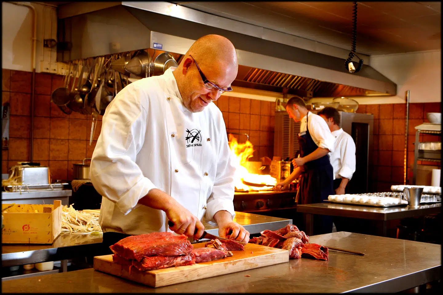 Kokken Claus Holm har lavet mad for dronning Mary, været privat kok for daværende baronesse Caroline Fleming på Valdemars Slot, haft sin egen fornemme restaurant og meget andet. Men lykken har han fundet i at lave almindelig mad til almindelige mennesker, fortæller han nu til B.T.