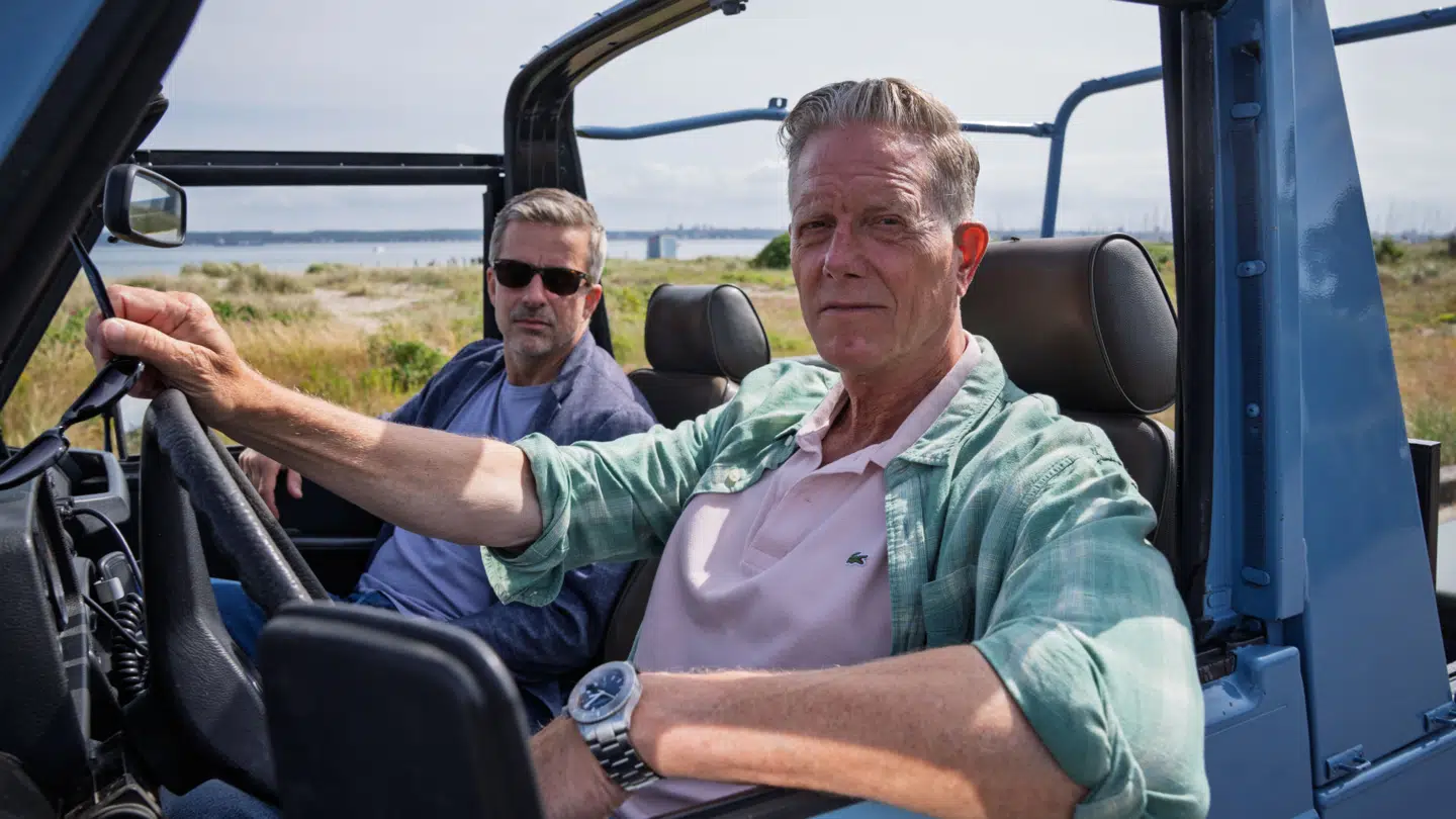 Peter Mygind og André Babikian i Dan Sommerdahls politibil.