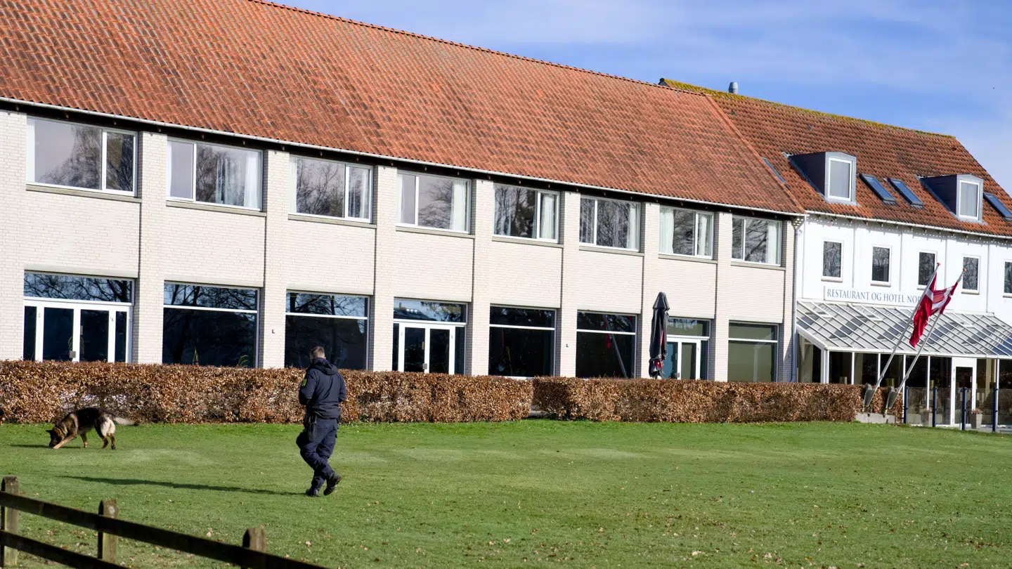 Politiet arbejder ved Hotel Norden og arealer udenom efter frihedsberøvelse af barn, Haderslev, torsdag den 12. marts 2026. Syd- & Sønderjyllands Politi er til stede ved Hotel Norden i Haderslev, hvor politiet mandag aften fandt det syv måneder gamle spædbarn, som tidligere på aftenen var blevet frihedsberøvet. Her fandt politiet også den formodede gerningsmand, som blev anholdt og nu er varetægtsfængslet og sigtet for både frihedsberøvelse og forsøg på voldtægt.