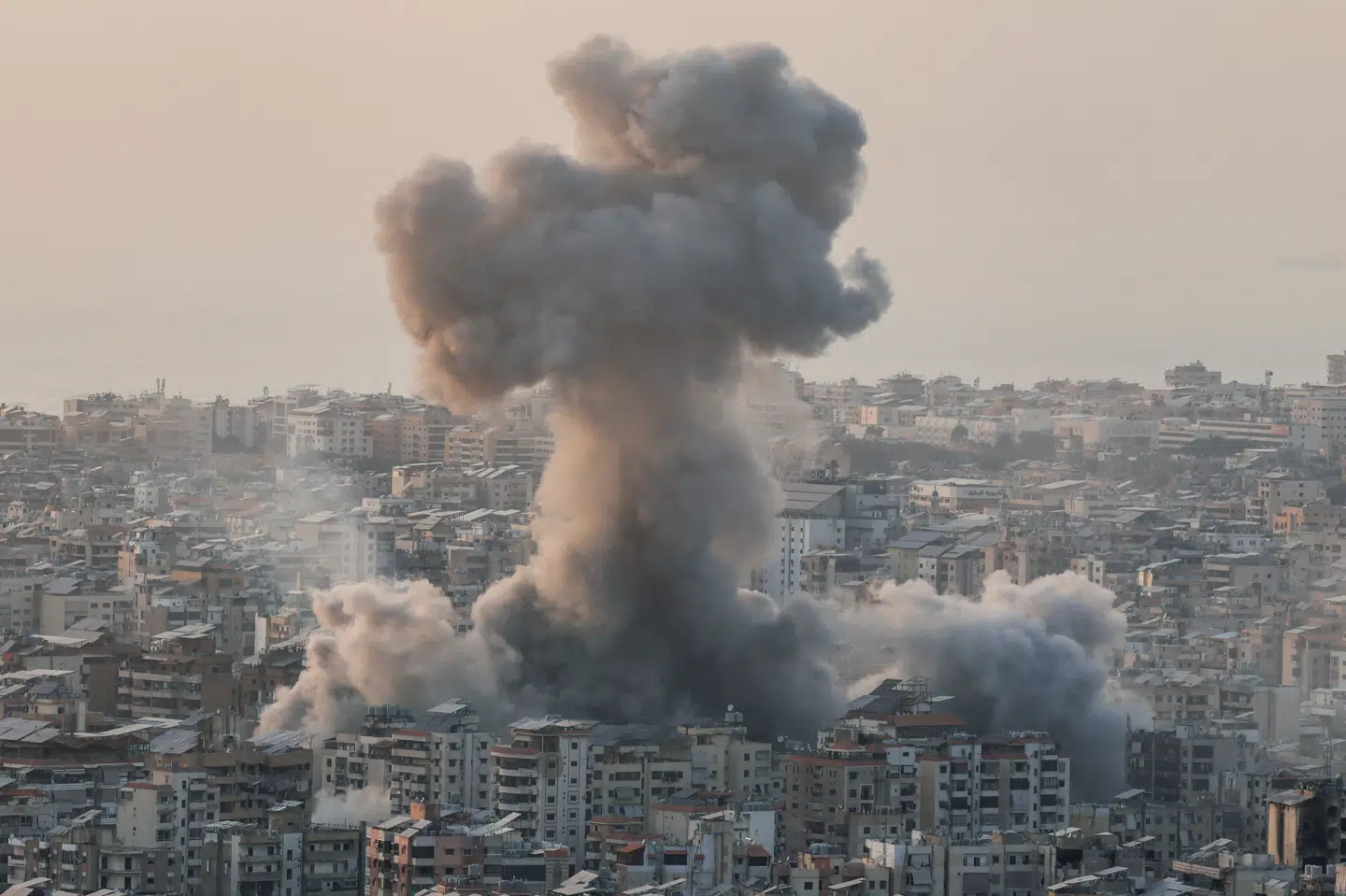 Røg efter et israelsk angreb i det centrale Beirut torsdag.