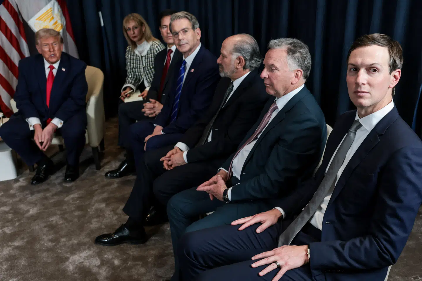 Sorte sko og blå jakkesæt var dagens orden, da Donald Trump var i Davos med en stor del af sine nærmeste medarbejdere.