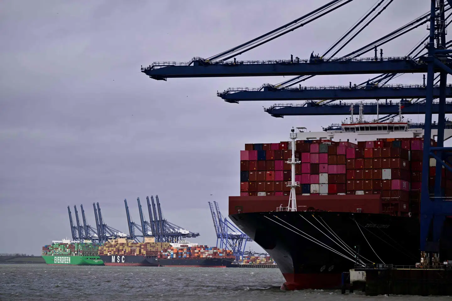Containerskibe fortøjet ved Storbritanniens største fragtterminal. Konflikten i Mellemøsten har skabt store udfordringer for den internationale skibsfart. (Arkivfoto).