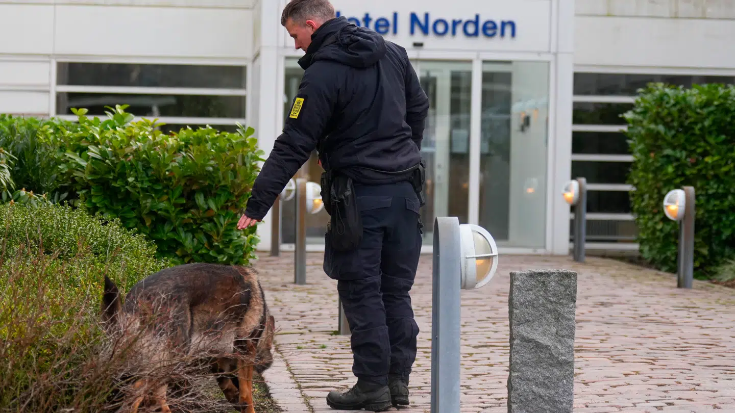Politiet arbejder ved Hotel Norden og arealer udenom efter frihedsberøvelse af barn, Haderslev, torsdag den 12. marts 2026. Syd- & Sønderjyllands Politi er til stede ved Hotel Norden i Haderslev, hvor politiet mandag aften fandt det syv måneder gamle spædbarn, som tidligere på aftenen var blevet frihedsberøvet. Her fandt politiet også den formodede gerningsmand, som blev anholdt og nu er varetægtsfængslet og sigtet for både frihedsberøvelse og forsøg på voldtægt.