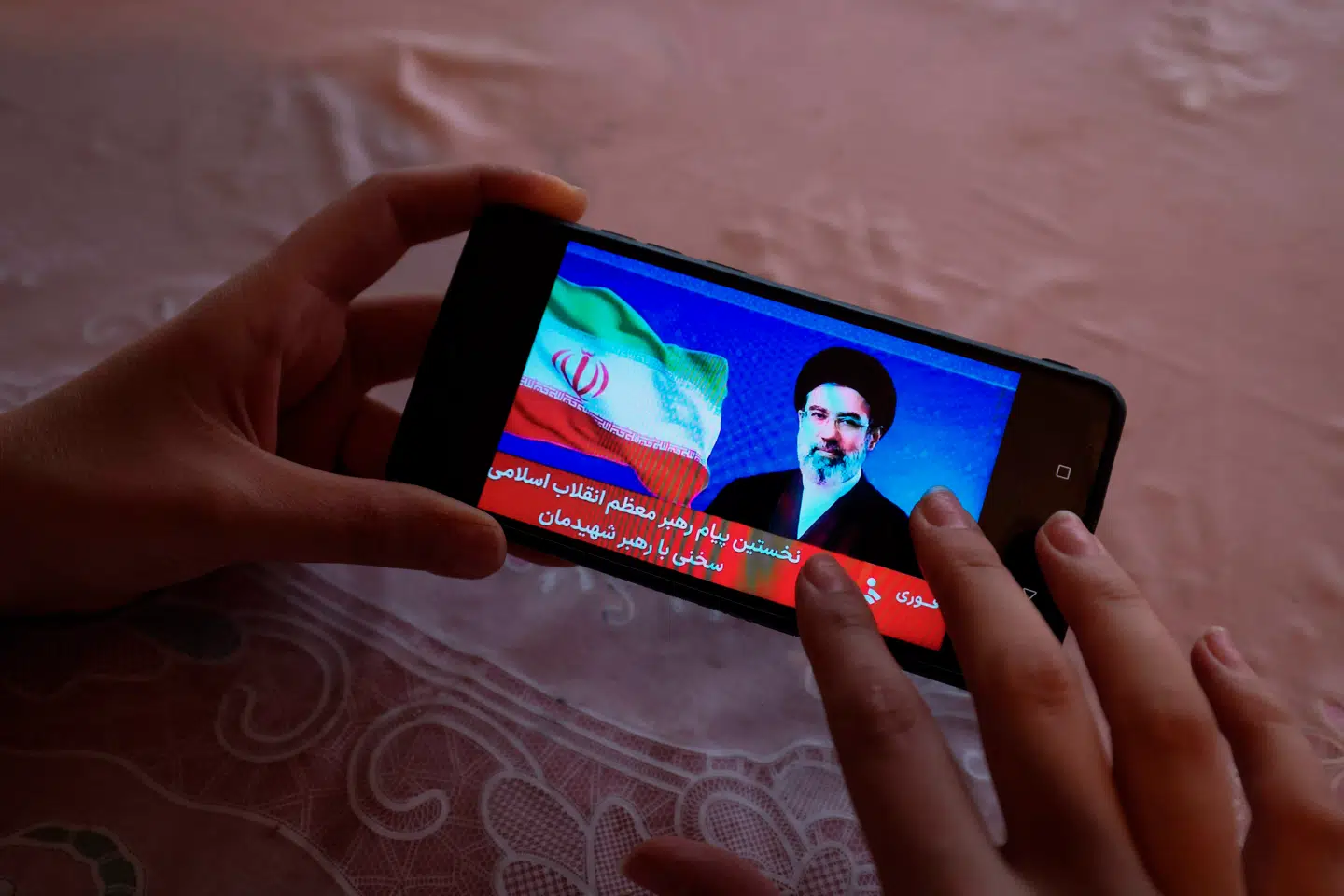 Irans nye øverste leder, ayatollah Mojtaba Khamenei, gav i dag sin første udtalelse om krigen. Man kunne dog hverken se eller høre ayatollahen i udtalelsen, som blev læst op af en iransk tv-vært.