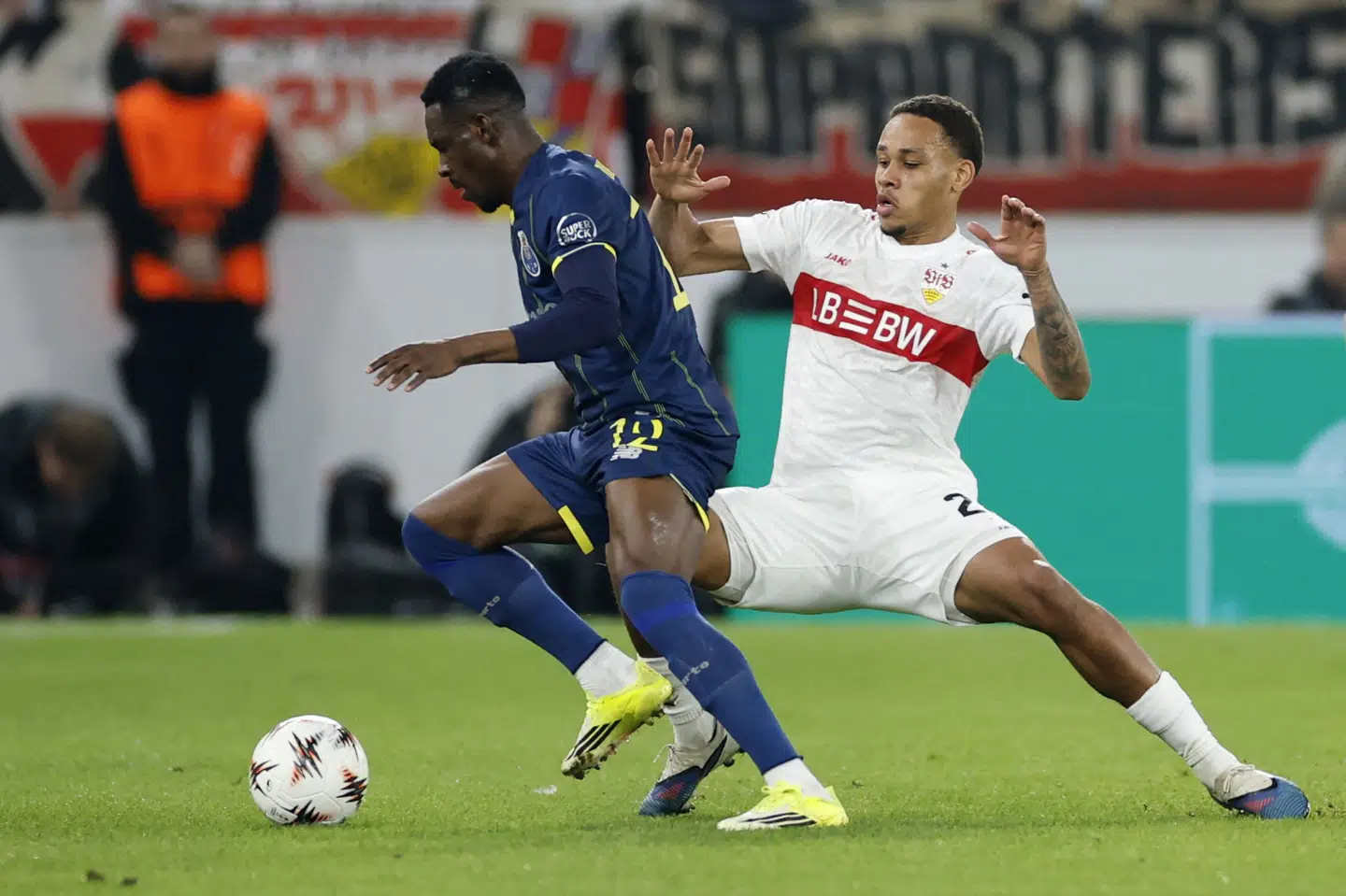 Stuttgart og Nikolas Nartey (til højre) indkasserede et nederlag hjemme til Porto i Europa League torsdag aften.