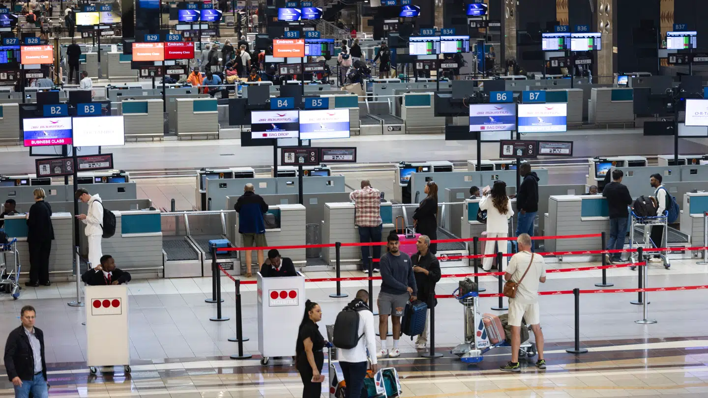 Flere flyselskaber har hævet priserne på grund af krigen i Mellemøsten.