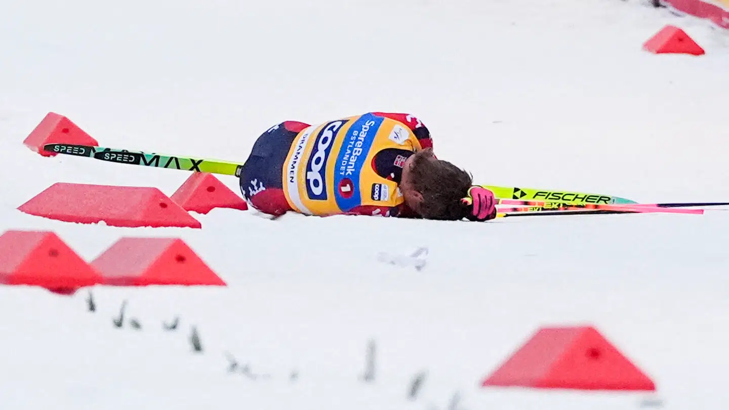 Johannas Klæbo blev liggende i flere minutter, efter han styrtede under et sprint i Drammen torsdag 12. marts.