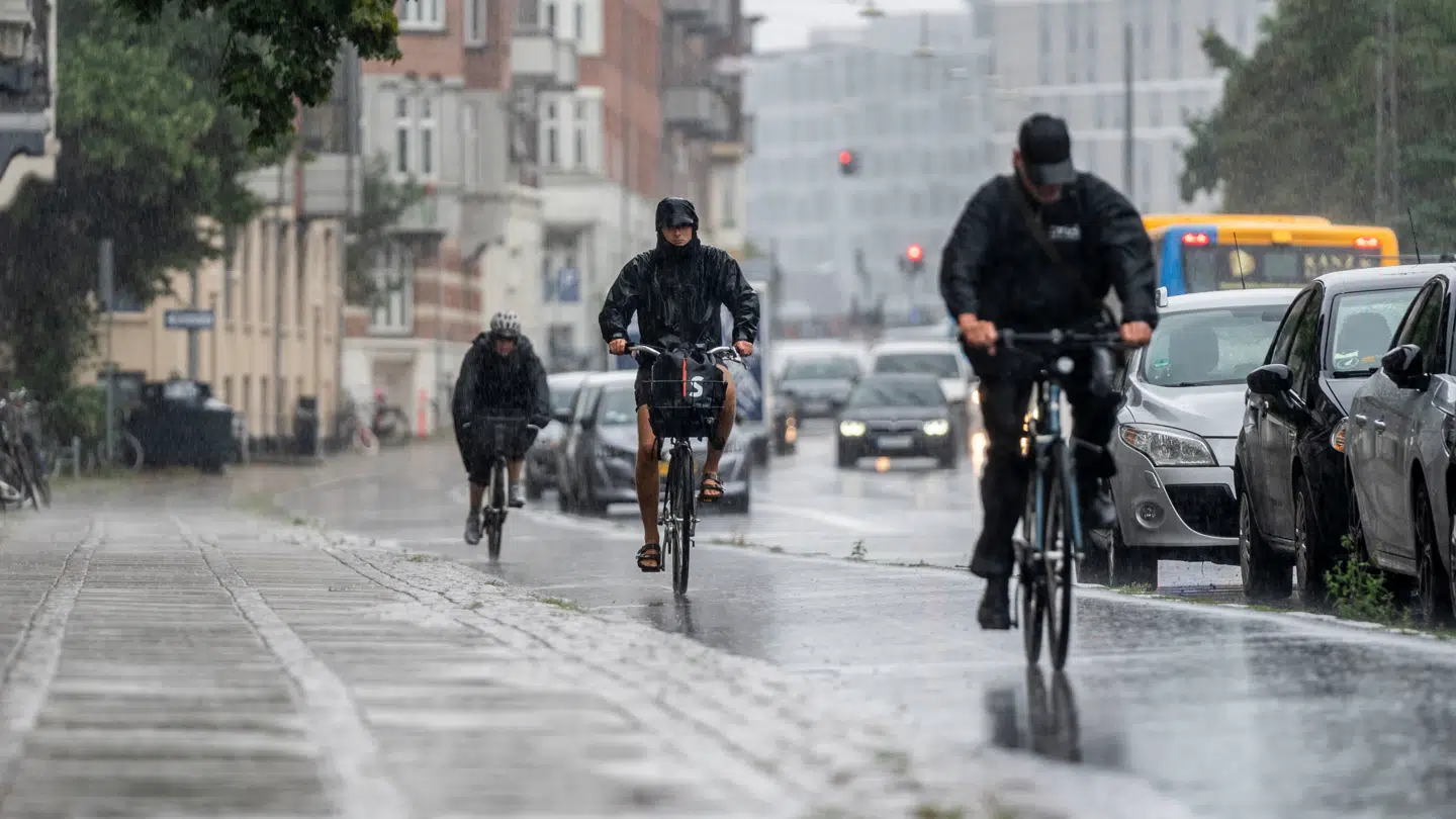 Der er regn og blæst på vej til hele landet.