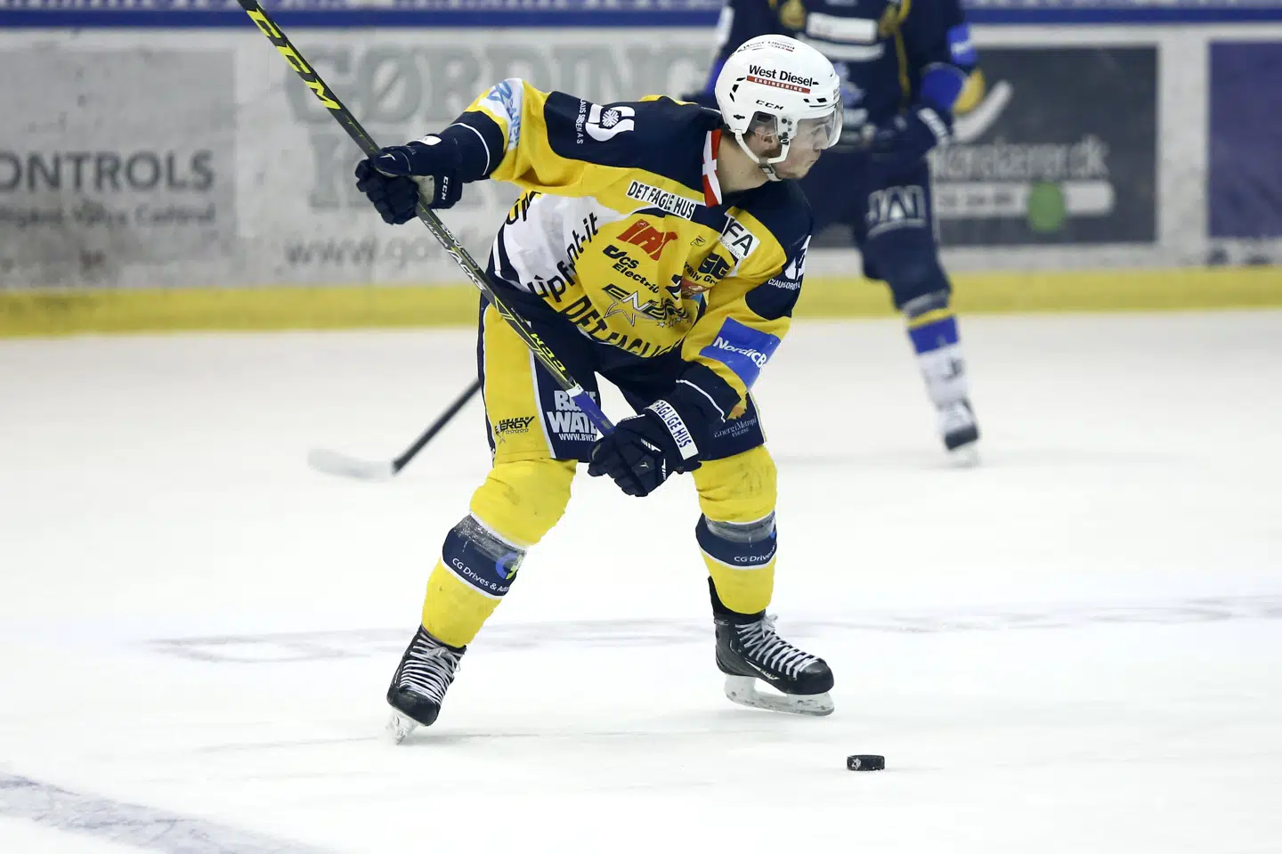 Efter en årrække i udlandet vendte Anders Krogsgaard før denne sæson tilbage til Esbjerg Energy, hvor han tidligt i karrieren var med til at vinde mesterskabet to gange. Her er han på vej mod sin første guldmedalje i DM-finaleserien mod Herning i 2016. (Arkivfoto).