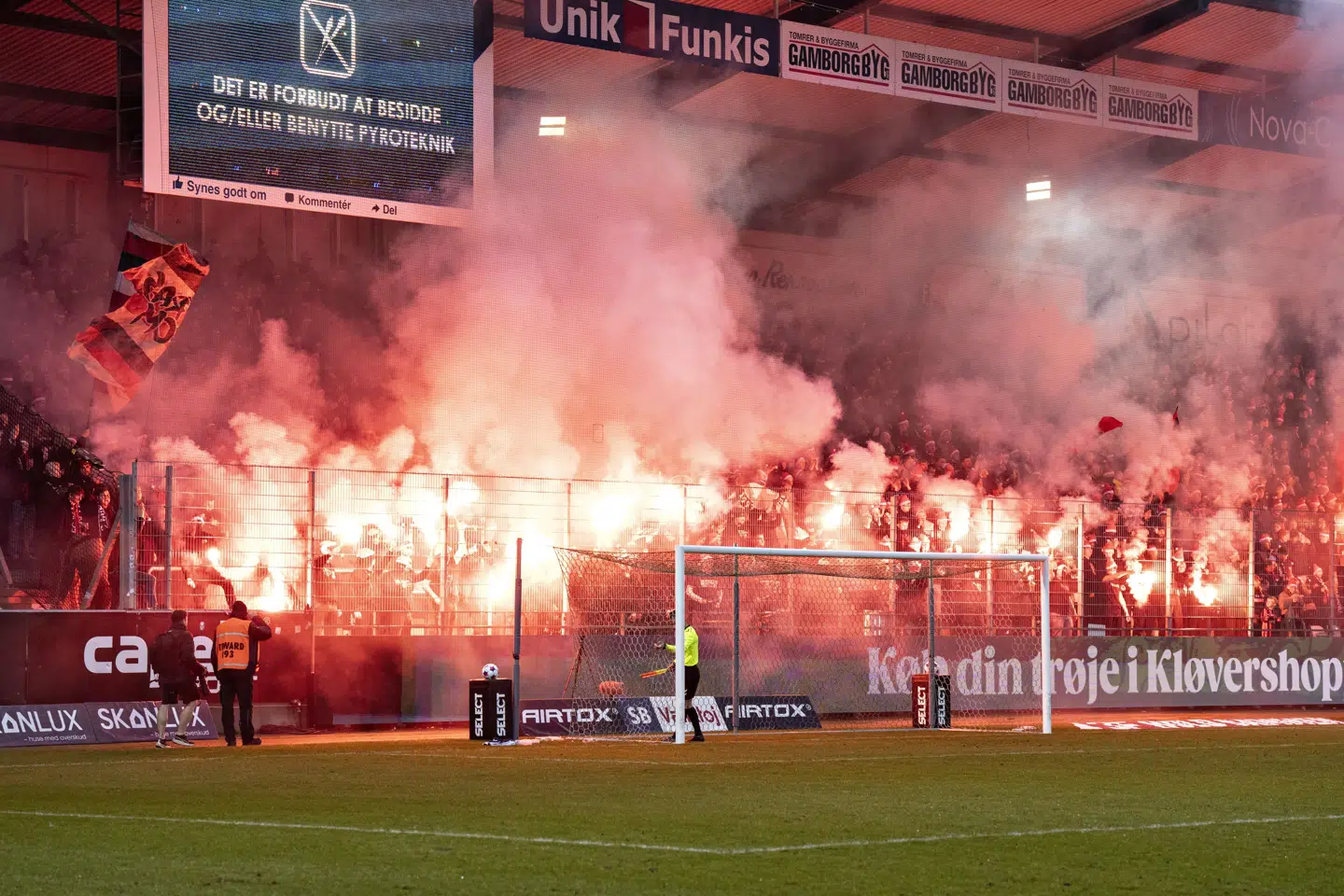 FC Midtjyllands fans med masser af romerlys i superligakampen mod Viborg FF på Energi Viborg Arena i december. (Arkivfoto).