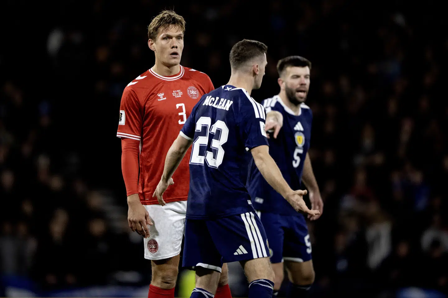 Danmarks Jannik Vestergaard i aktion med Skotlands Kenny McLean og Grant Hanley under VM-kvalifikationskampen mellem Skotland og Danmark på Hampden Park i Glasgow tirsdag den 18. november 2025.