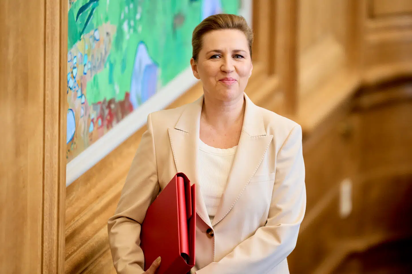 Statsminister Mette Frederiksen på dagen, hvor hun udskrev folketingsvalg. Samtidig så man annoncer med hende i præcis samme tøj på flere store mediers hjemmesider.