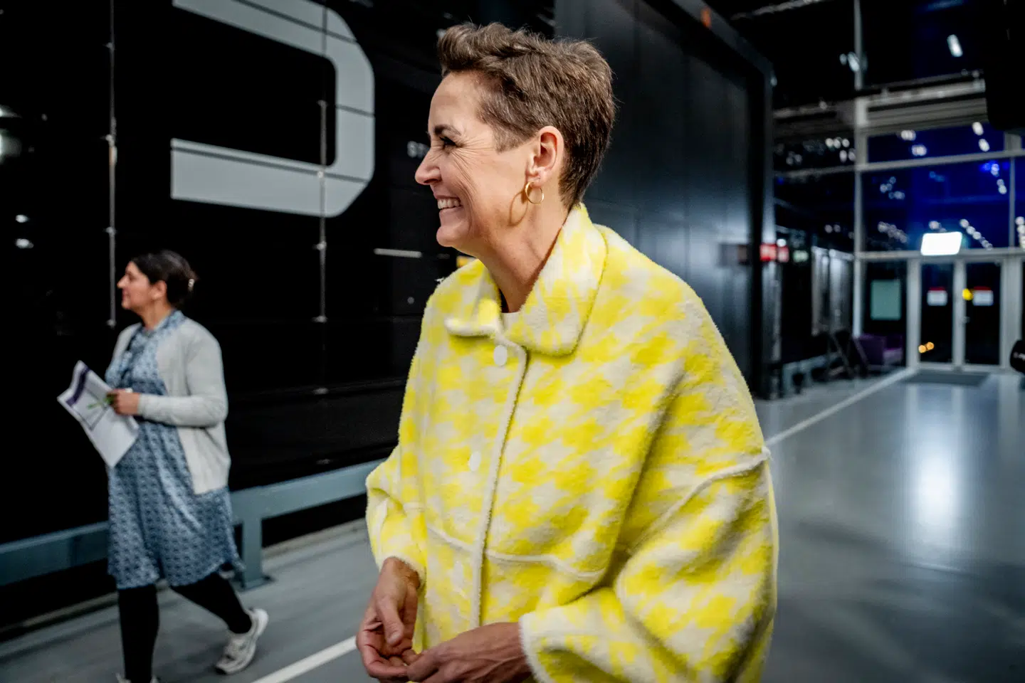 Pia Olsen Dyhr i en neonguljakke under den første partilederdebat.