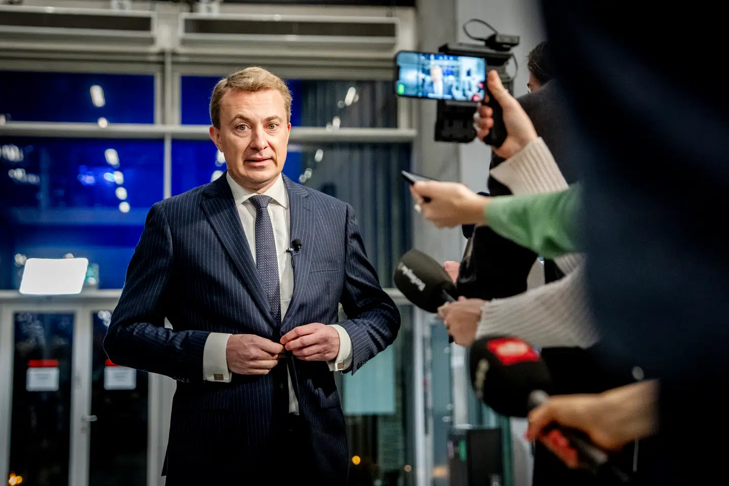 Morten Messerschmidt i nålestribet jakke under den første partilederdebat.