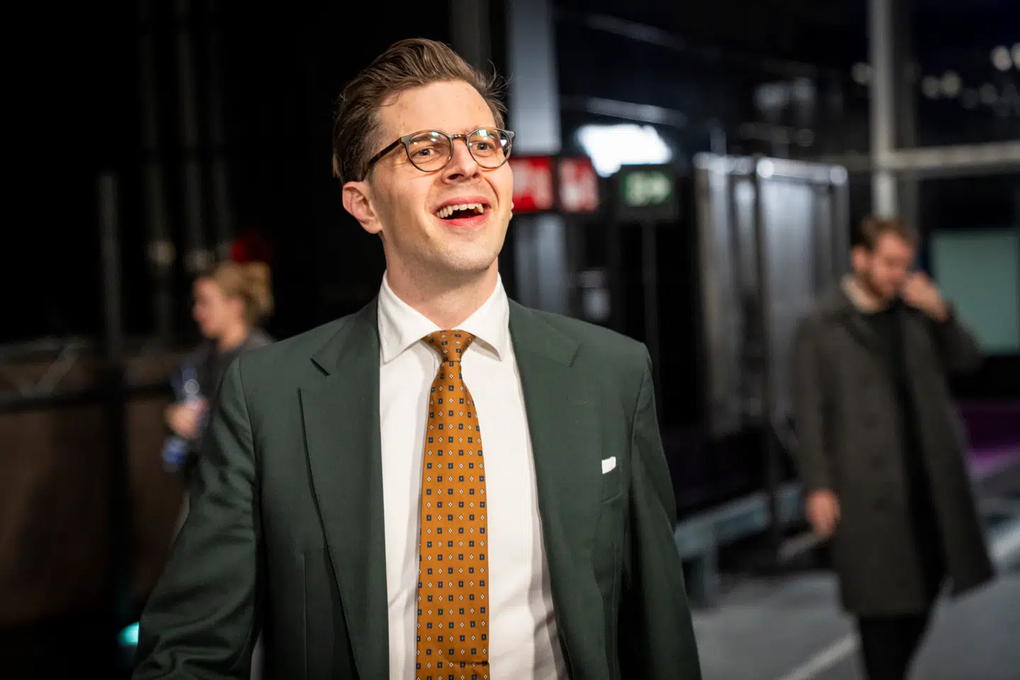 Liberal Alliances partileder Alex Vanopslagh skiller sig blandt andet ud ved at bruge slips 'med spræl i', mener ekspert.