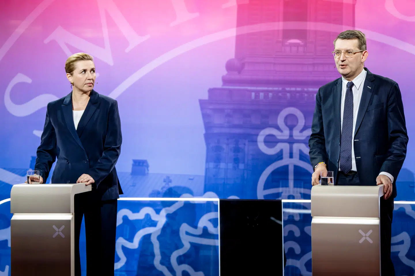 Statsministerkandidaterne Mette Frederiksen (S) og Troels Lund Poulsen (V) under tv-debat på TV 2 søndag.