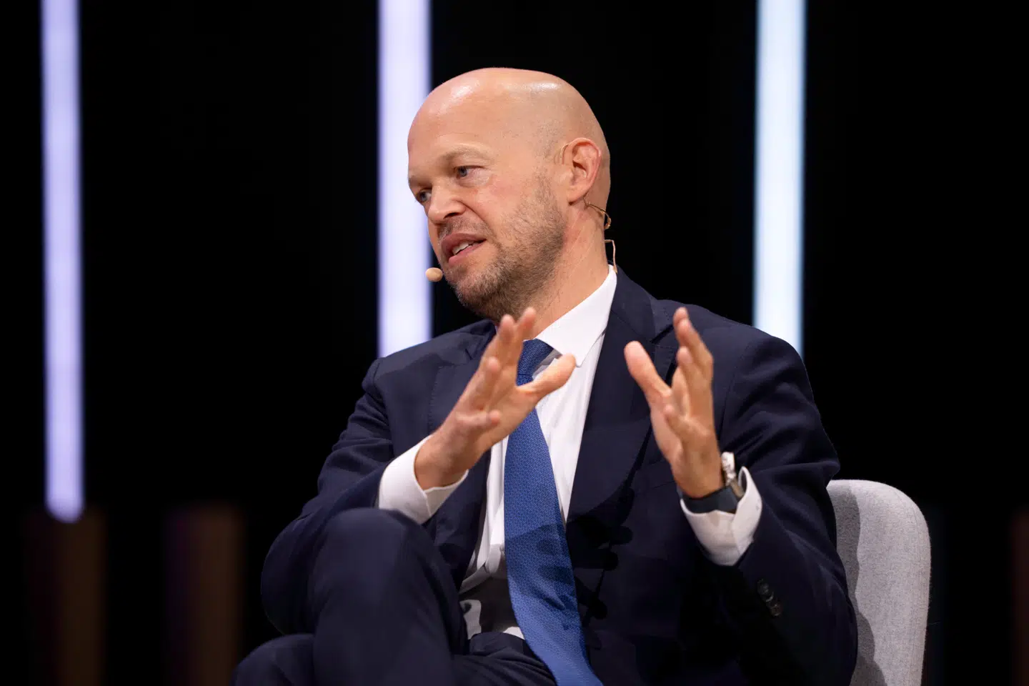 Rasmus Errboe, topchef i Ørsted, giver i to store interview i Børsen og Finans et kig ned i krisen i Ørsted. Han erkender, at Ørsted burde have trukket sig fra USA tidligere.