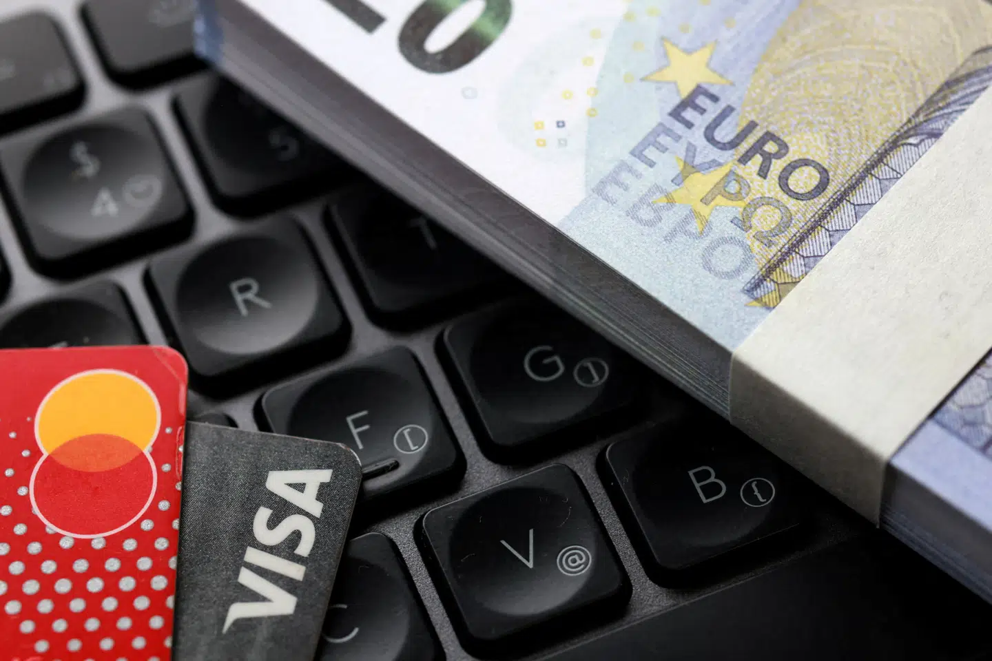 FILE PHOTO: Euro banknotes, Visa and Mastercard cards are placed on a keyboard in this illustration taken September 24, 2025. REUTERS/Dado Ruvic/Illustration/File Photo