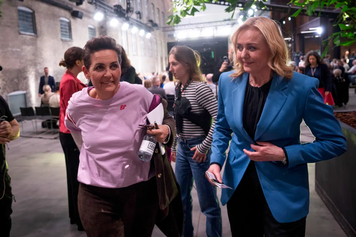 Pia Olsen Dyhr (SF) og Mona Juul (K) da de deltog i partilederdebat i Horsens tirsdag.