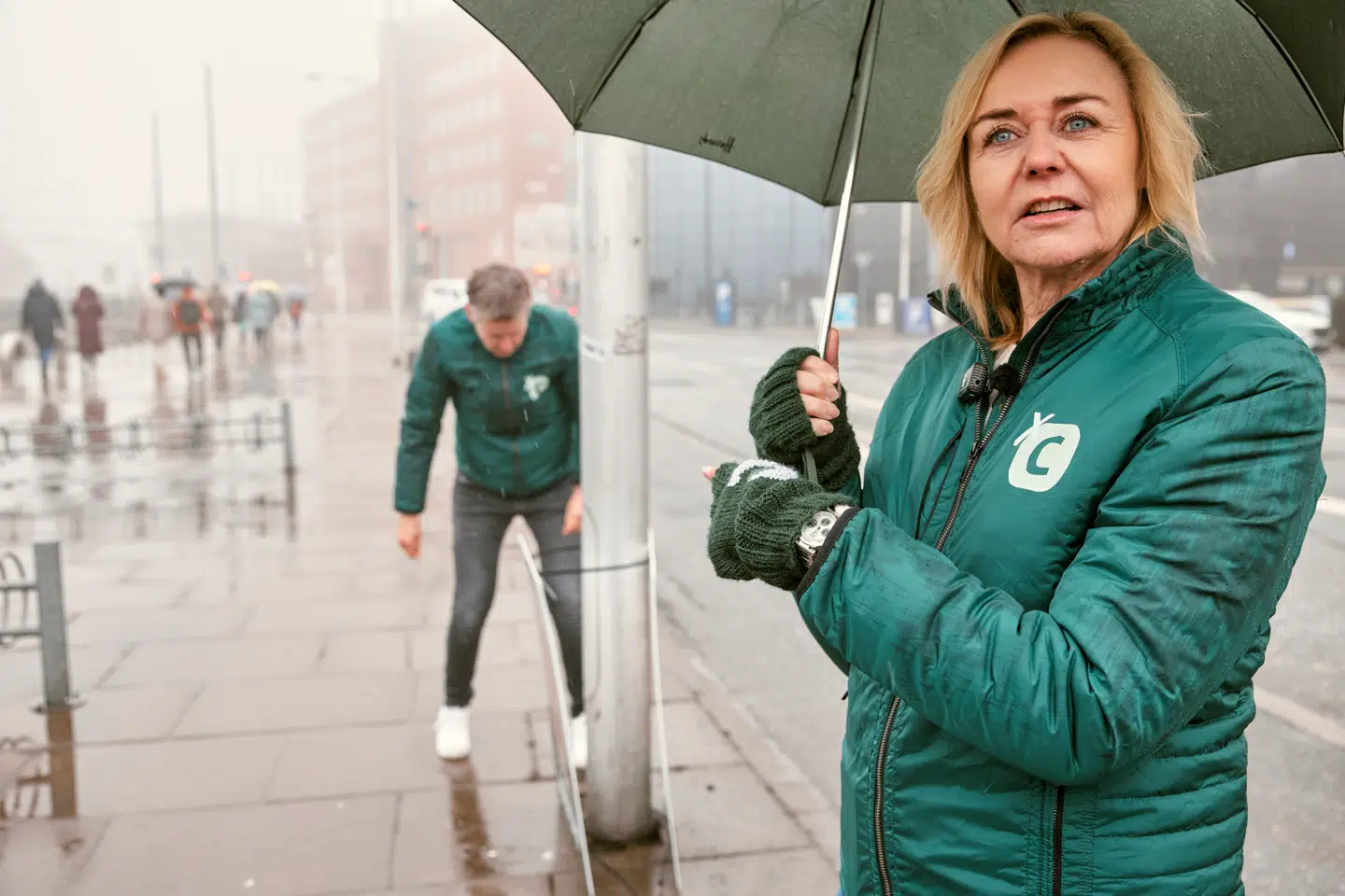 Mona Juul, da hun hang valgplakater op i Aarhus.