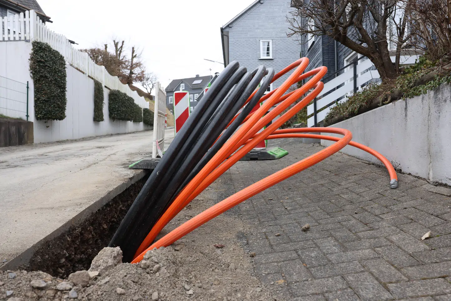 Der er de seneste år brugt betydelige milliardbeløb på at udbygge fibernettene og mobilnettene i Danmark. Spørgsmålet er, om tele- og internetselskabernes økonomi presses så meget oveni med krav til øget sikkerhed, at det er nødvendigt at kunne slå sig sammen. Det ser en ny, omfattende undersøgelse på.