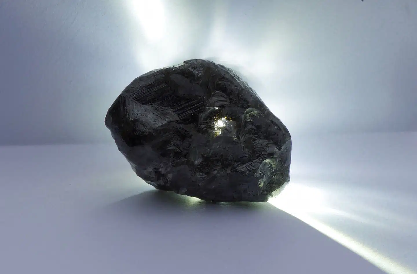 Her ses den 1.758 karat store rådiamant Sewelô, der sidste år blev fundet i Lucara Diamonds Karowe-mine i Botswana. Gennem verdenshistorien er der kun fundet én anden rådiamant, der er større end denne.