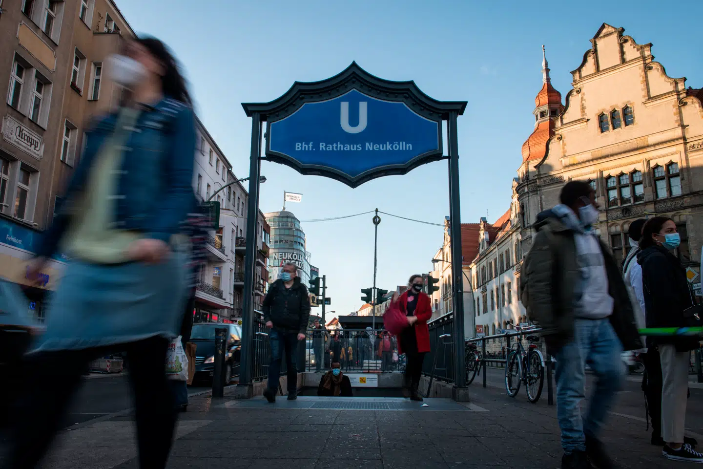 I Neukölln i Berlin er omkring halvdelen af beboerne af ikke-tysk baggrund, og af »politiske grunde« forsøgte pædagoger i ungdomsklub angiveligt at skjule en gruppevoldtægt foretaget af unge drenge i klubben.