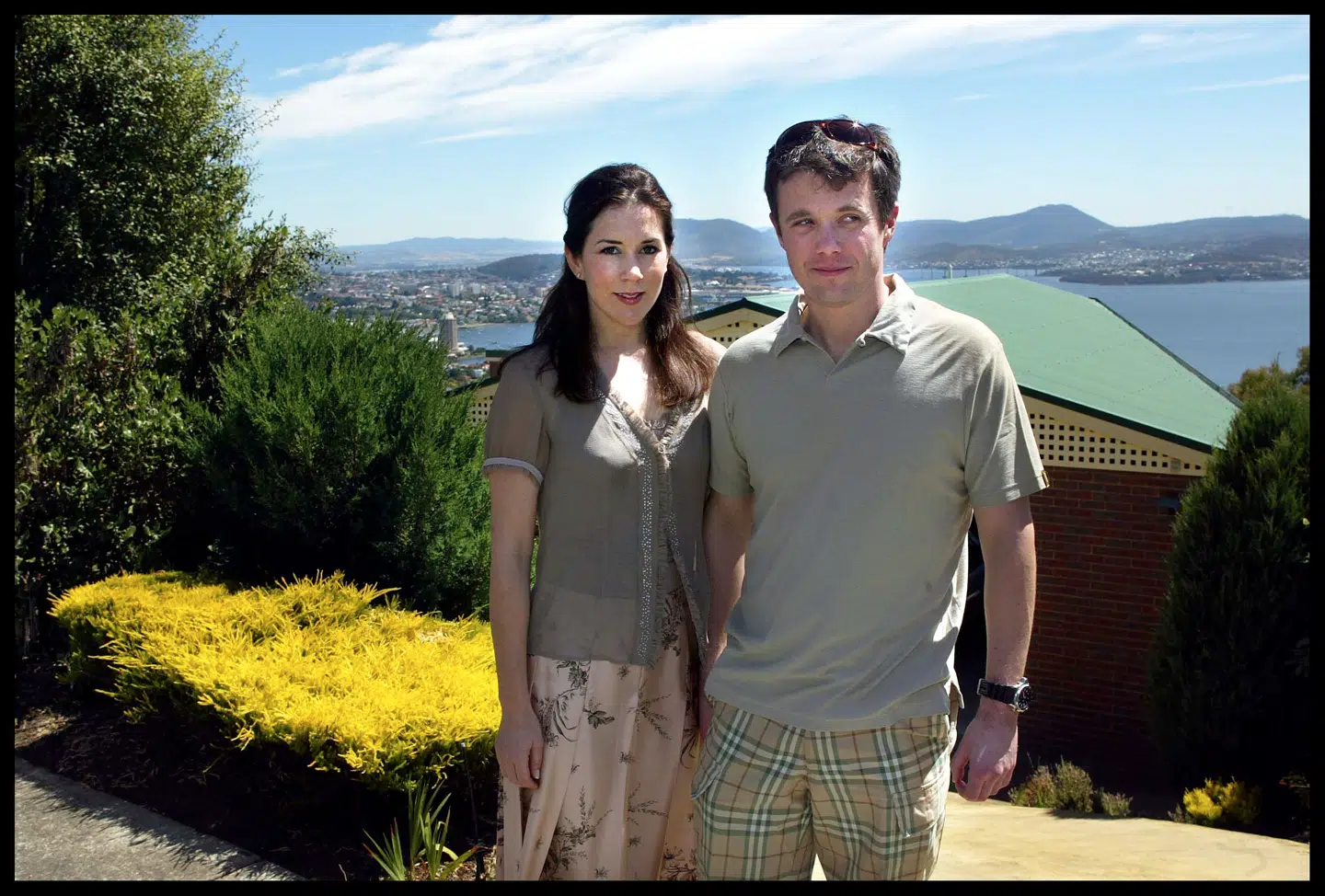 Kronprins Frederik og Mary fotograferet foran hendes fars hus i Hobart. Senere samme år blev de gift og blev et kronprinspar.