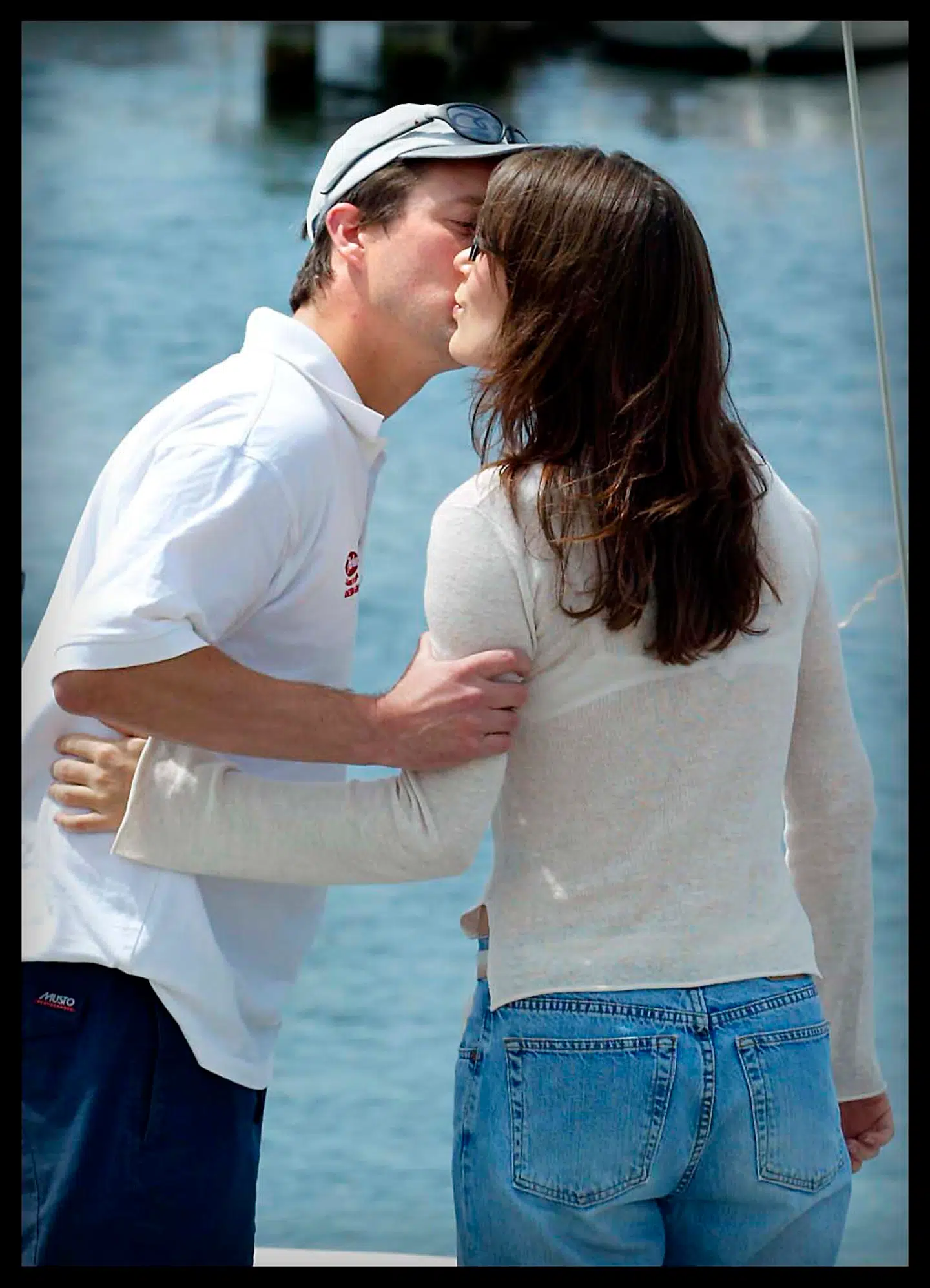 Kronprins Frederik gav sin Mary det første offentlige kys på havnen i Sandy Bay i Hobart, Tasmanien.
