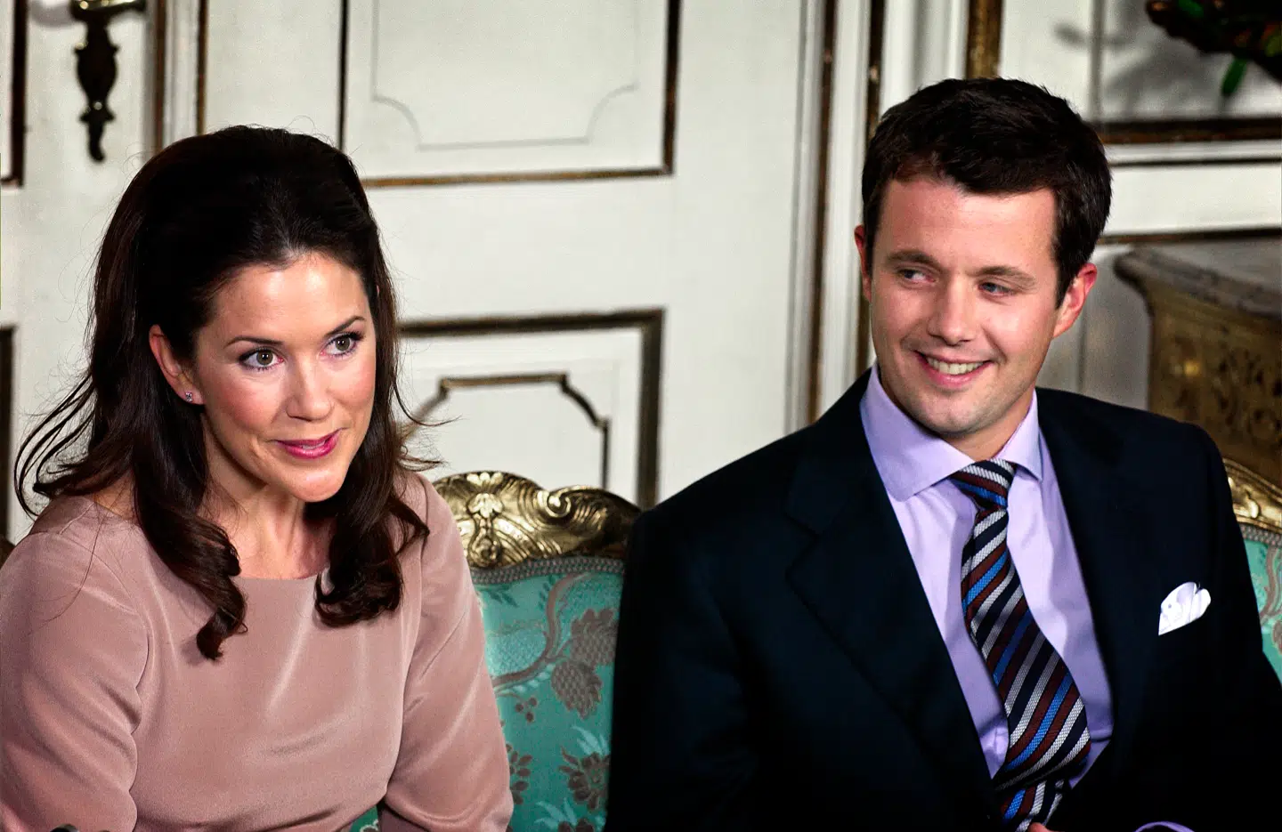 Den 8. oktober 2003 annoncerede Kronprins Frederik og Mary Donaldson deres forlovelse ved et pressemøde på Fredensborg Slot.