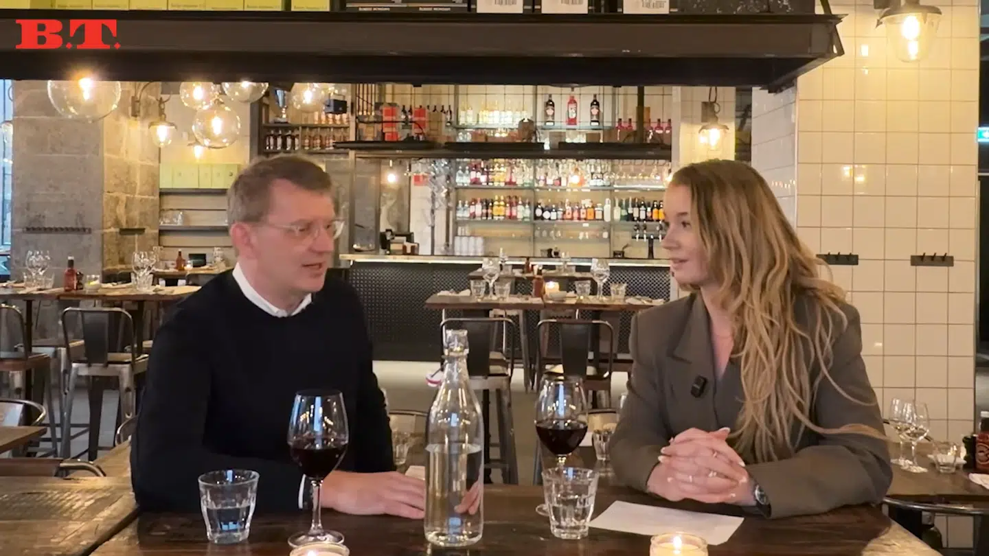 Forsvarsminister og venstres formand Troels Lund Poulsen (V) har en samtale med B.T.'s Barbara Aurelia i PS bar & grill i København