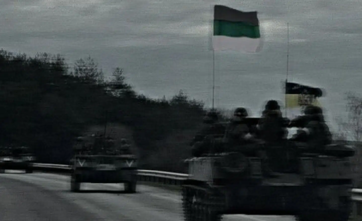 Et photoshoppet billede af en kampvogn med Folkerepublikken Narvas flag på.