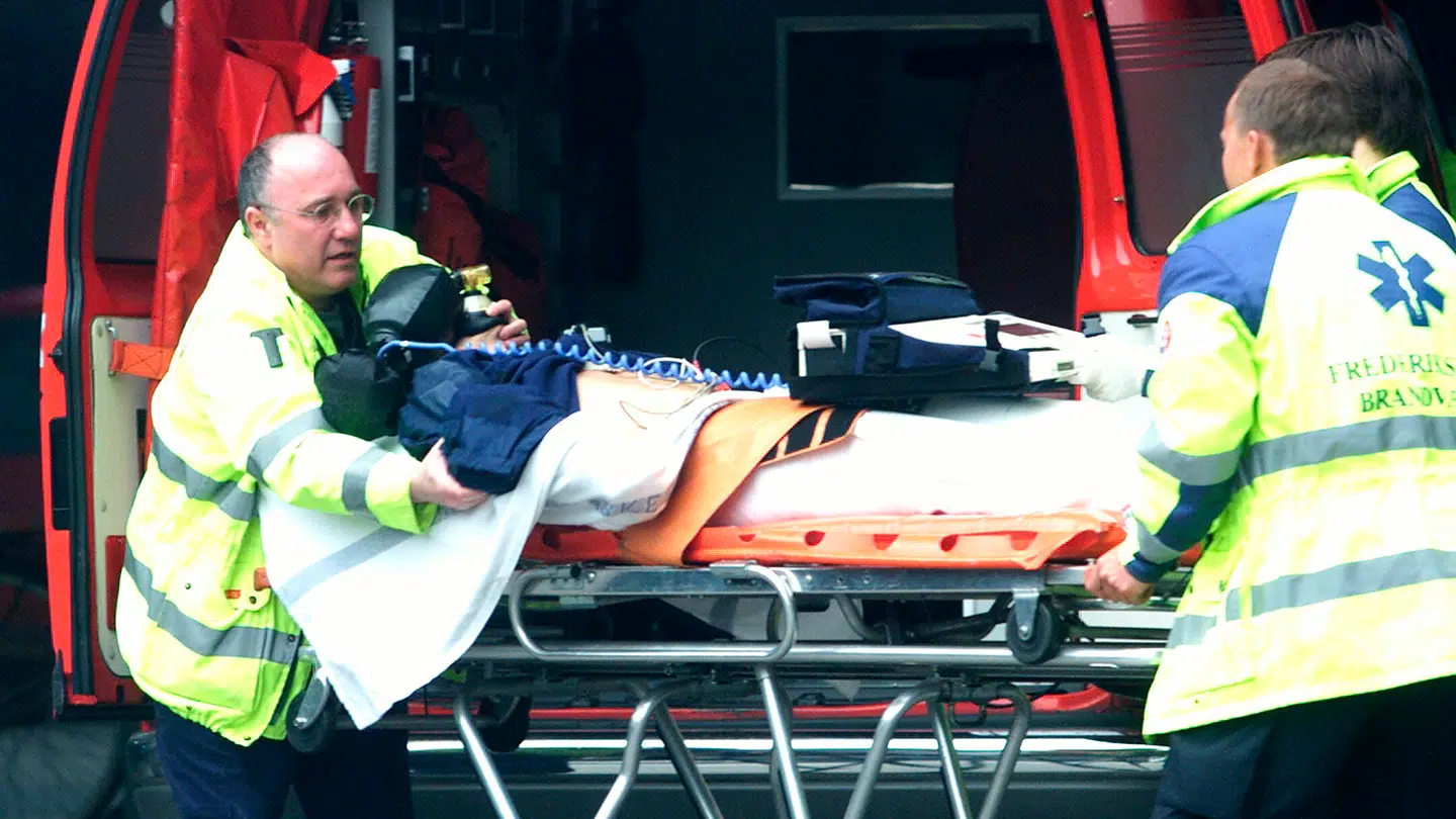 Den norske fodboldspiller Ståle Solbakken fik hjertestop under træningen for fodboldklubben FCK. Her bliver han kørt ind på rigshospitalets traumecenter.